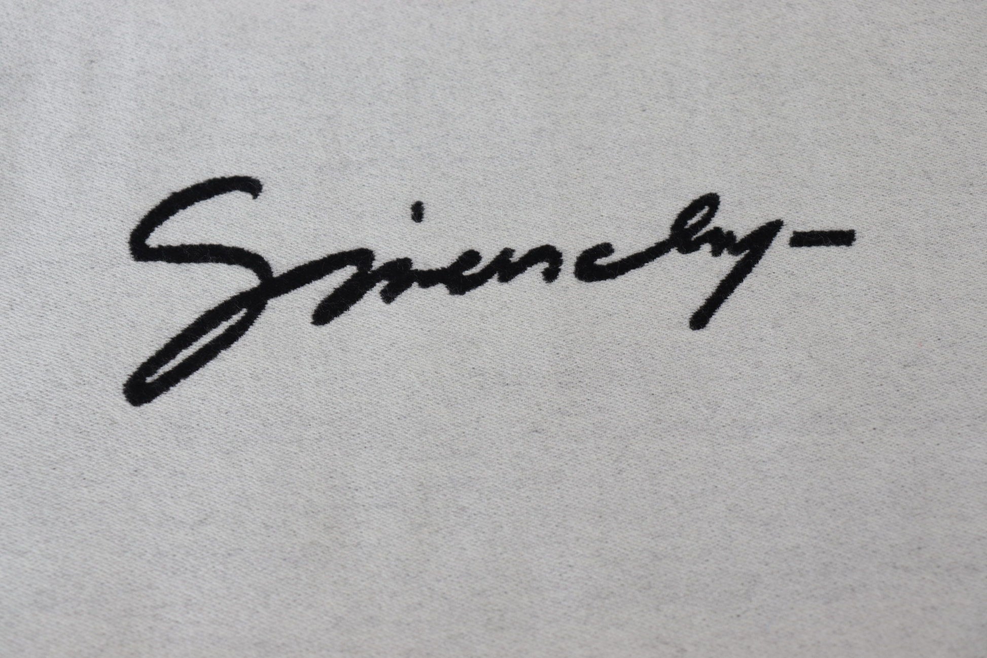 Givenchy Eleganter monochromer Schal aus Woll-Seiden-Mischung