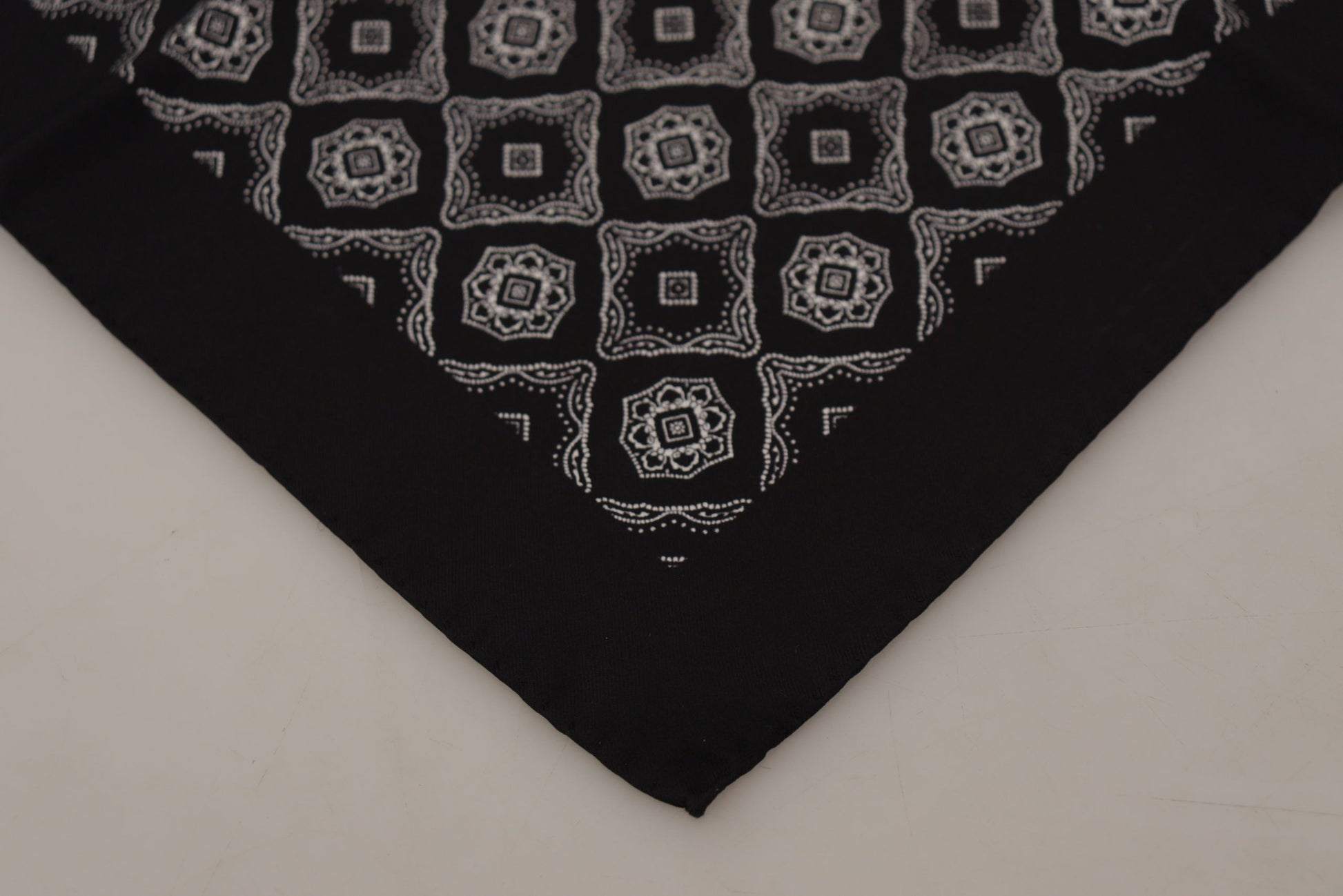 Dolce &amp; Gabbana Eleganter quadratischer Seidenschal mit geometrischem Muster