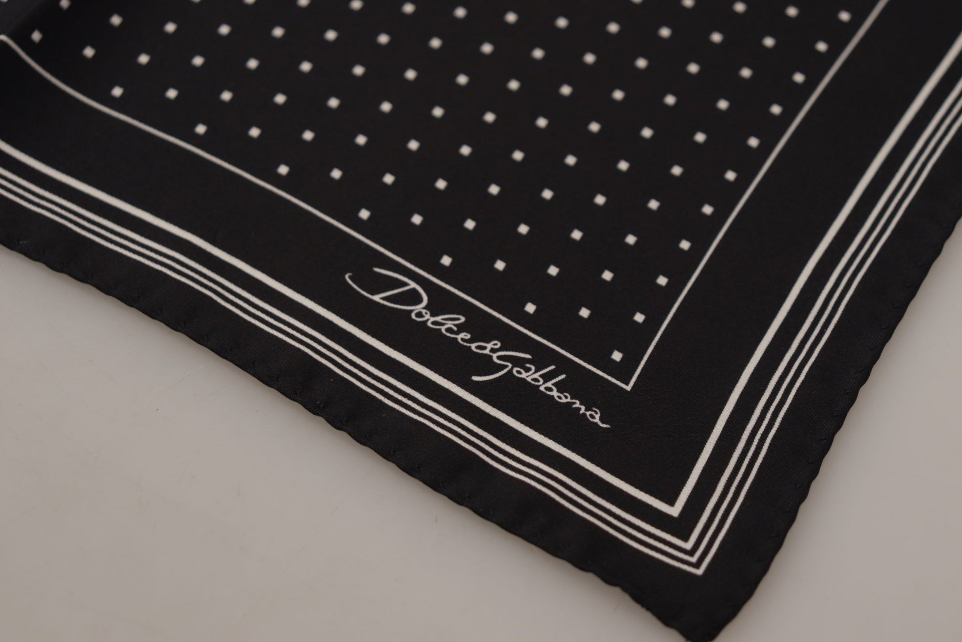 Dolce &amp; Gabbana – Eleganter Herrenschal aus schwarzer Seide mit Punkten
