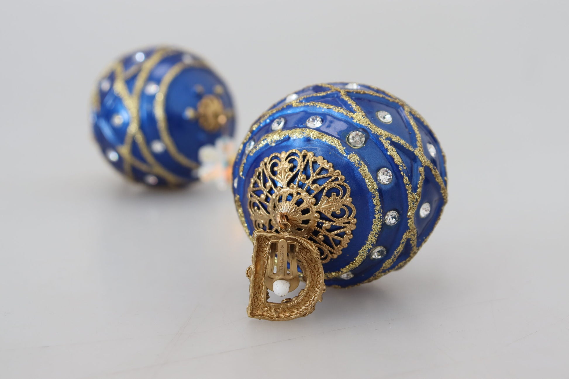 Dolce &amp; Gabbana – Elegante, baumelnde Weihnachtskugel-Ohrringe mit Kristallen