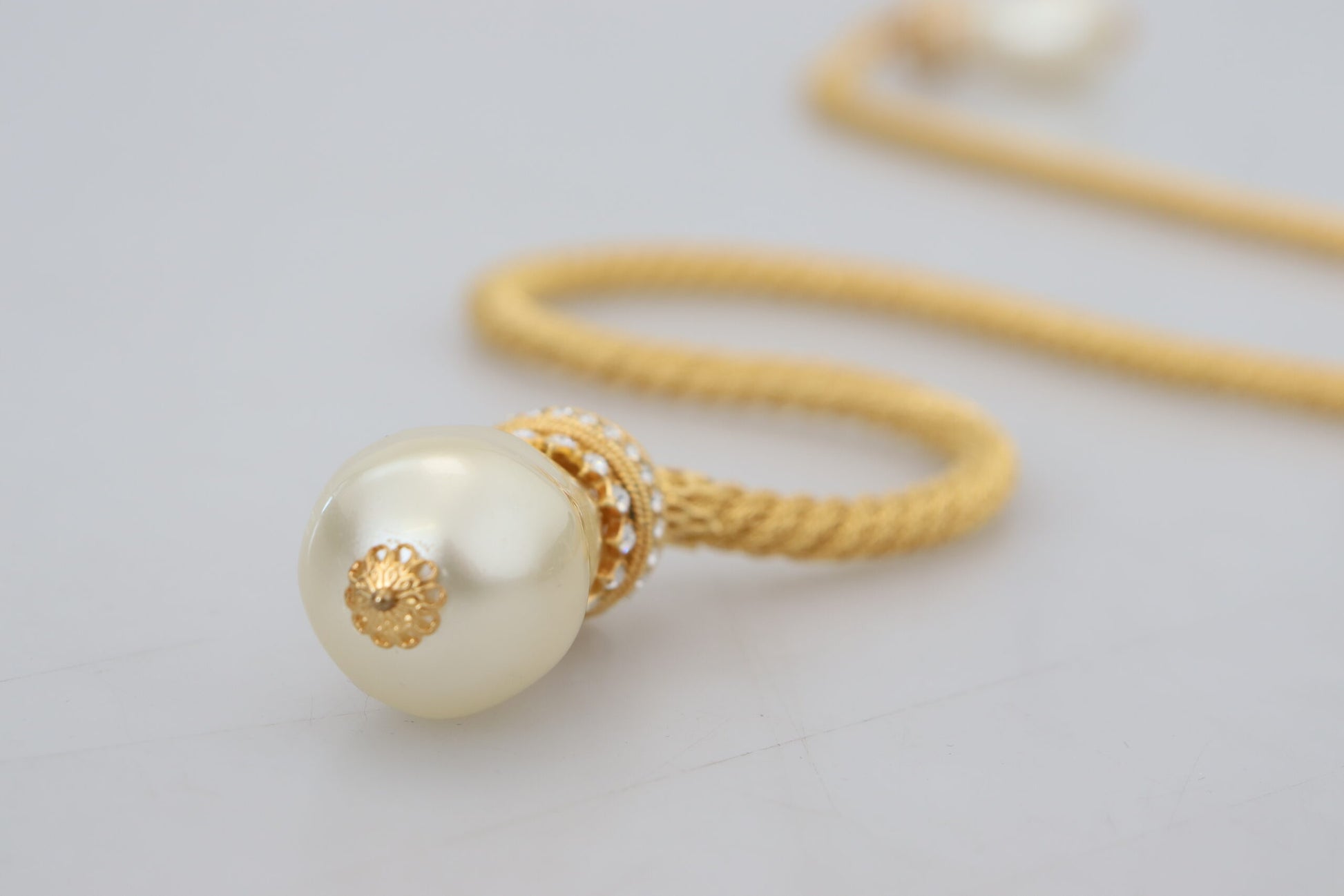 Dolce &amp; Gabbana Elegante Statement-Halskette mit Perlen aus goldenem Messing