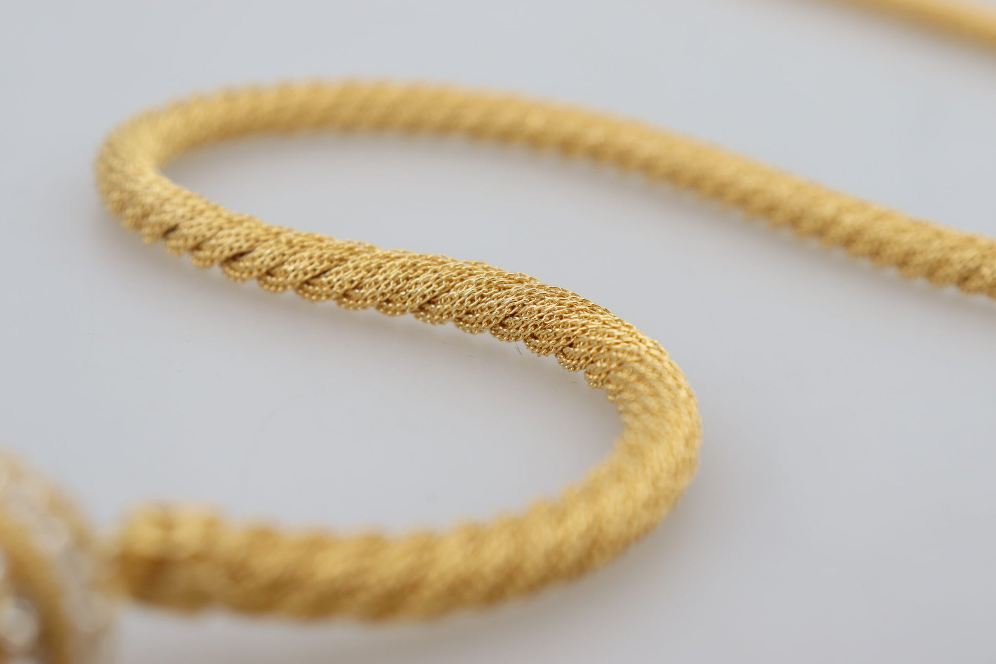 Dolce &amp; Gabbana Elegante Statement-Halskette mit Perlen aus goldenem Messing