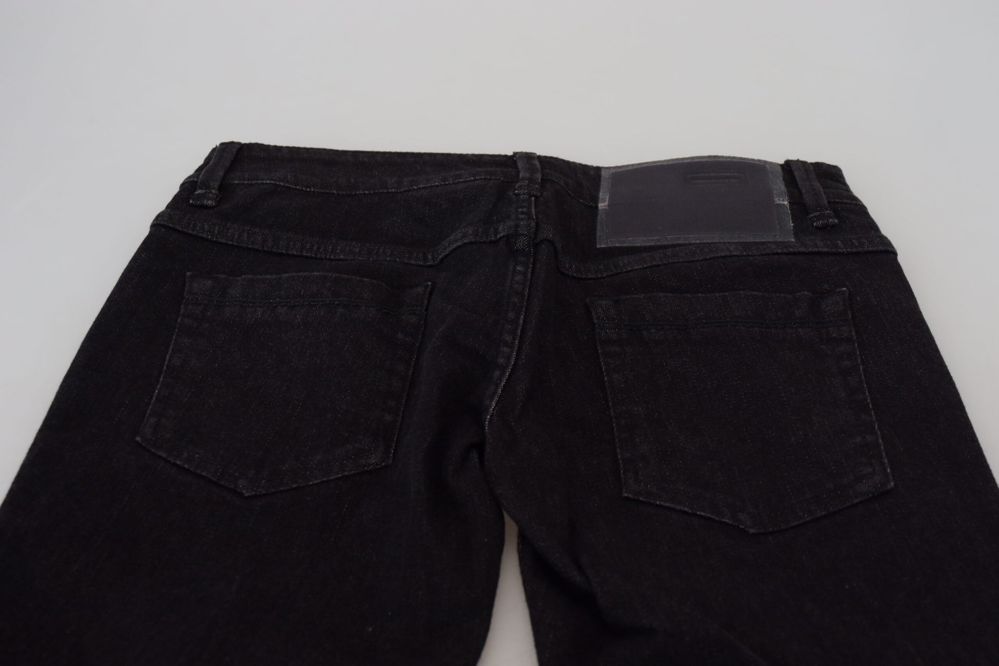 Acht Slim-Fit-Denim aus glatter Baumwolle in Schwarz