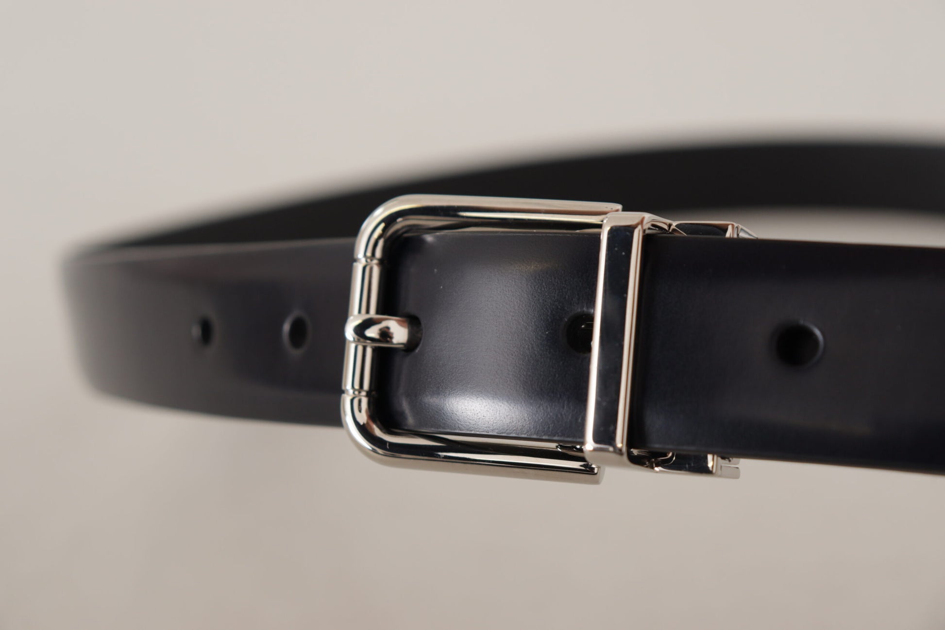 Dolce &amp; Gabbana Eleganter schwarzer Ledergürtel mit Metallschnalle