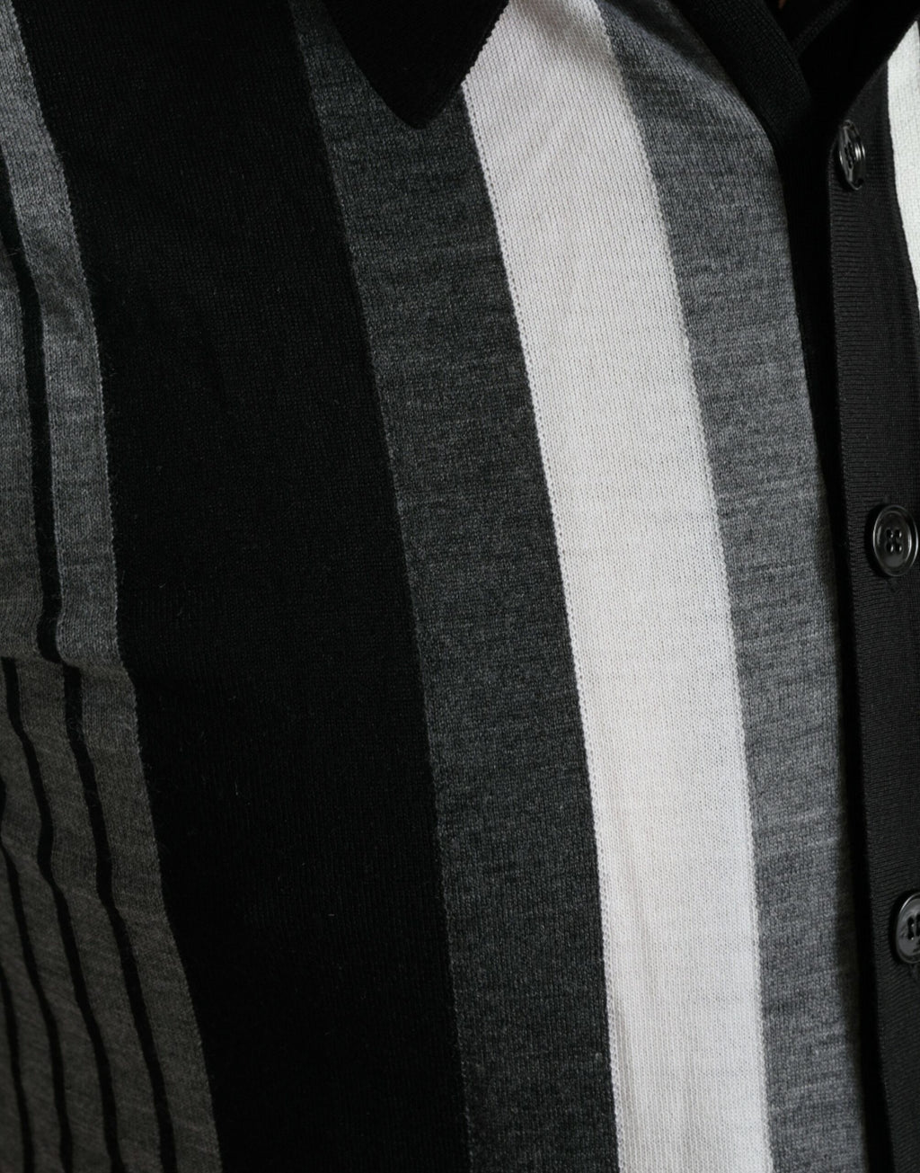Dolce &amp; Gabbana Elegante gestreifte Strickjacke aus Seidenmischung