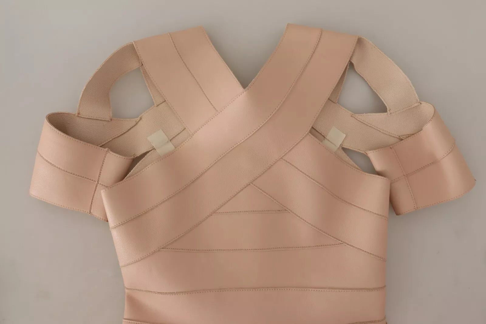 Dsquared² Beiges Mini-Etuikleid aus Leder mit offener Schulter