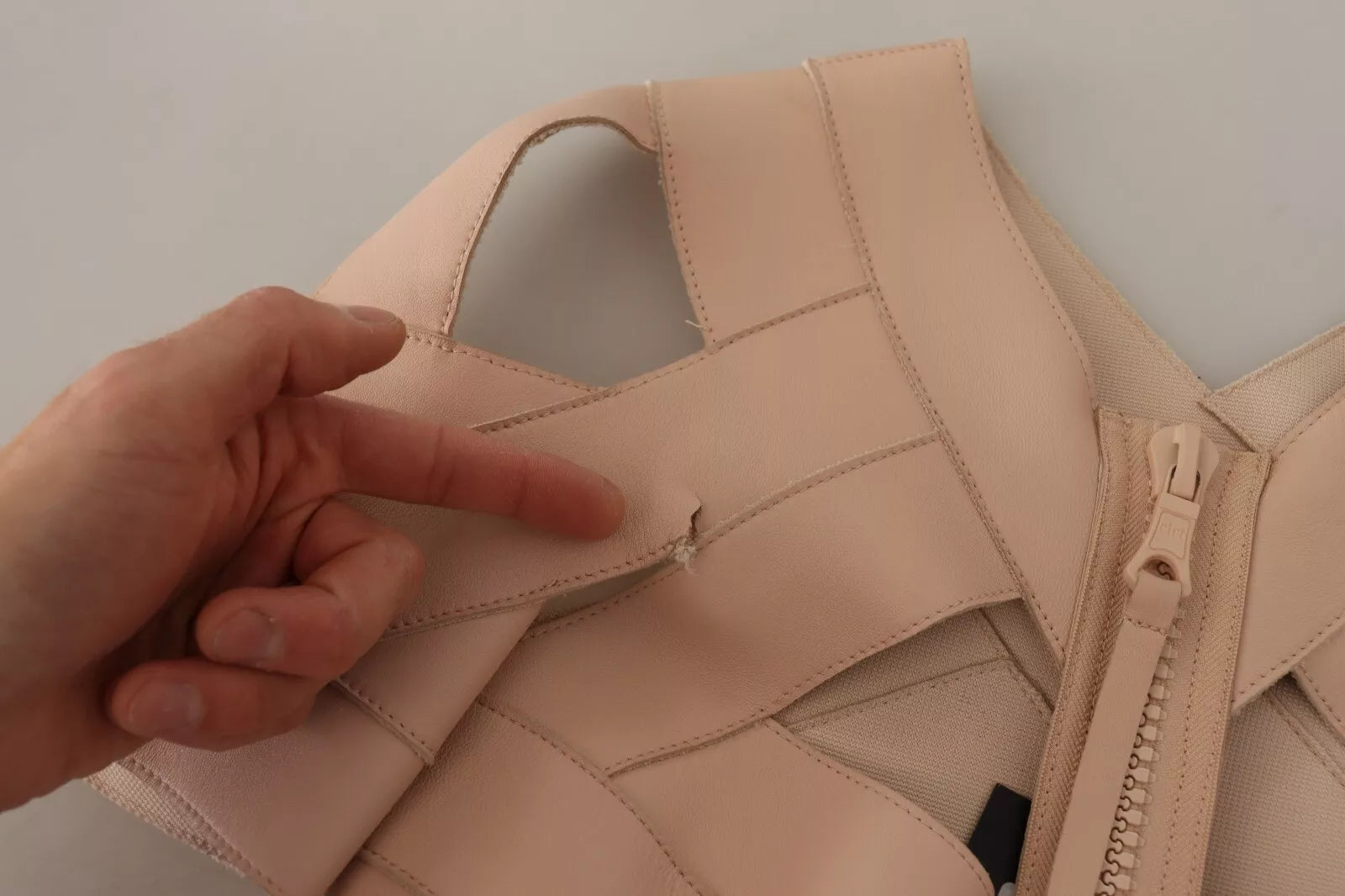 Dsquared² Beiges Mini-Etuikleid aus Leder mit offener Schulter