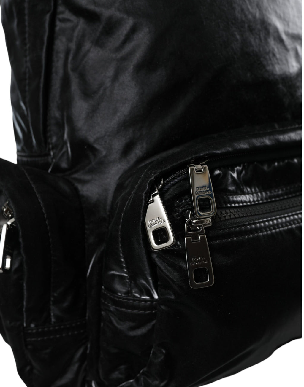Dolce &amp; Gabbana – Rucksacktasche aus schwarzem Lackleder mit Logo-Plakette