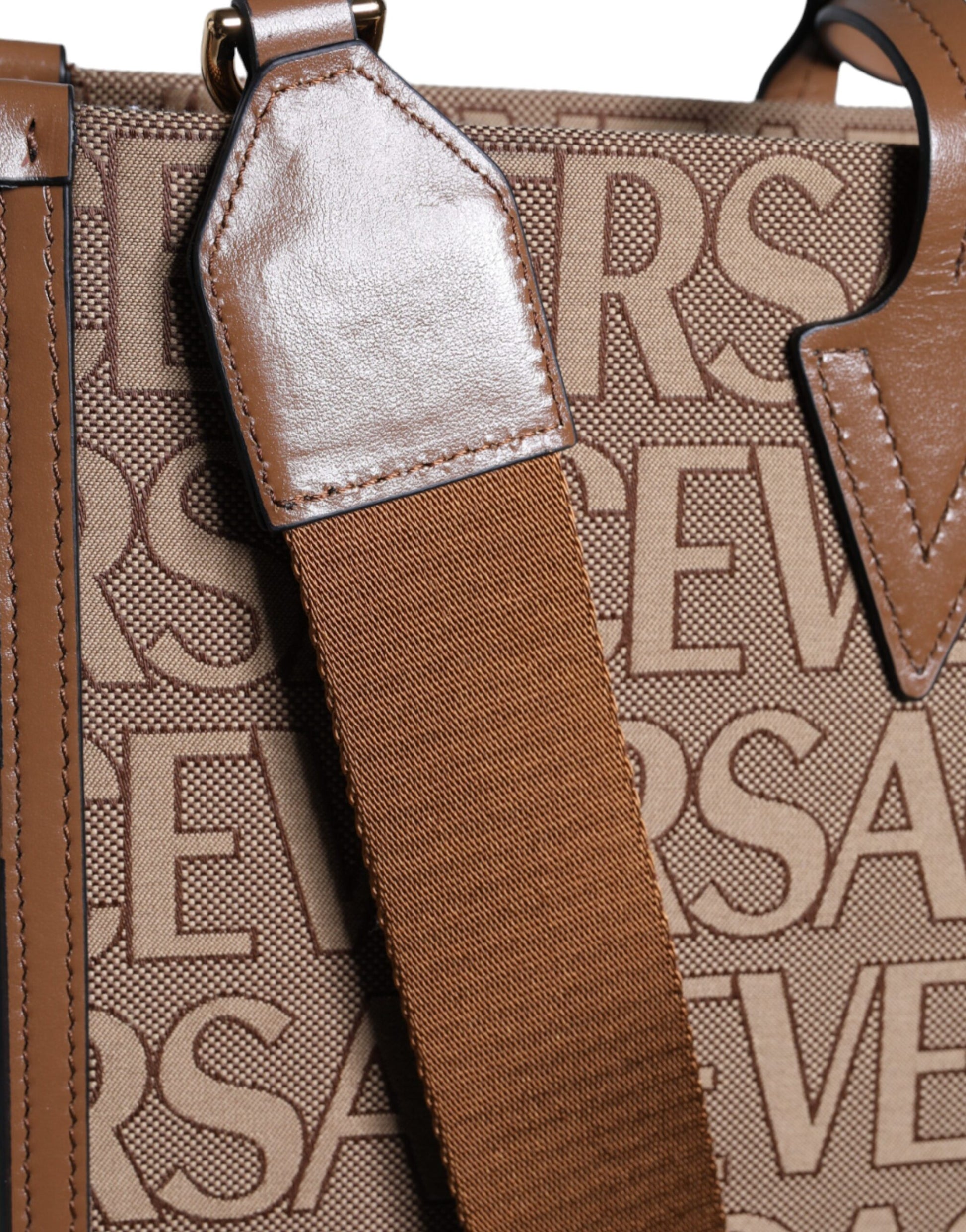 Versace – Umhängetasche aus Jacquardleder mit Logo in Braun mit Henkel