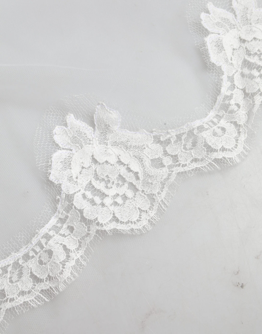 Dolce &amp; Gabbana – Weißer Brautschleier aus floraler Spitze und Nylon in Bodenlänge