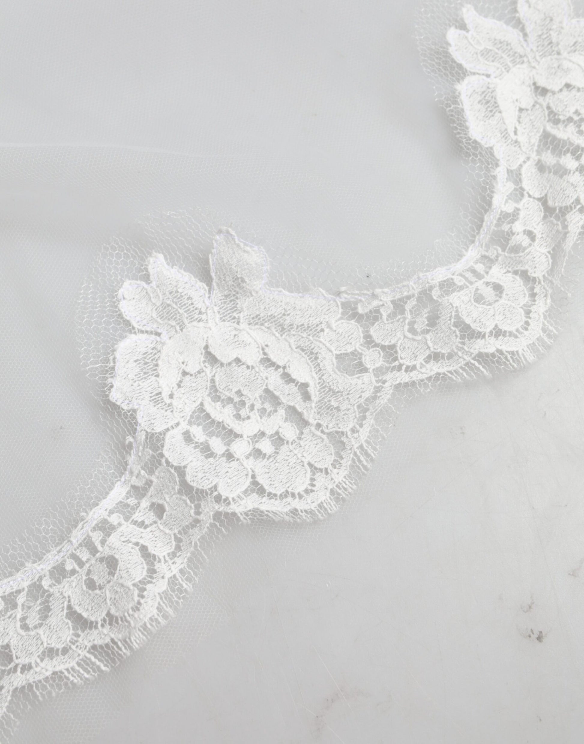 Dolce &amp; Gabbana – Weißer Brautschleier aus floraler Spitze und Nylon in Bodenlänge