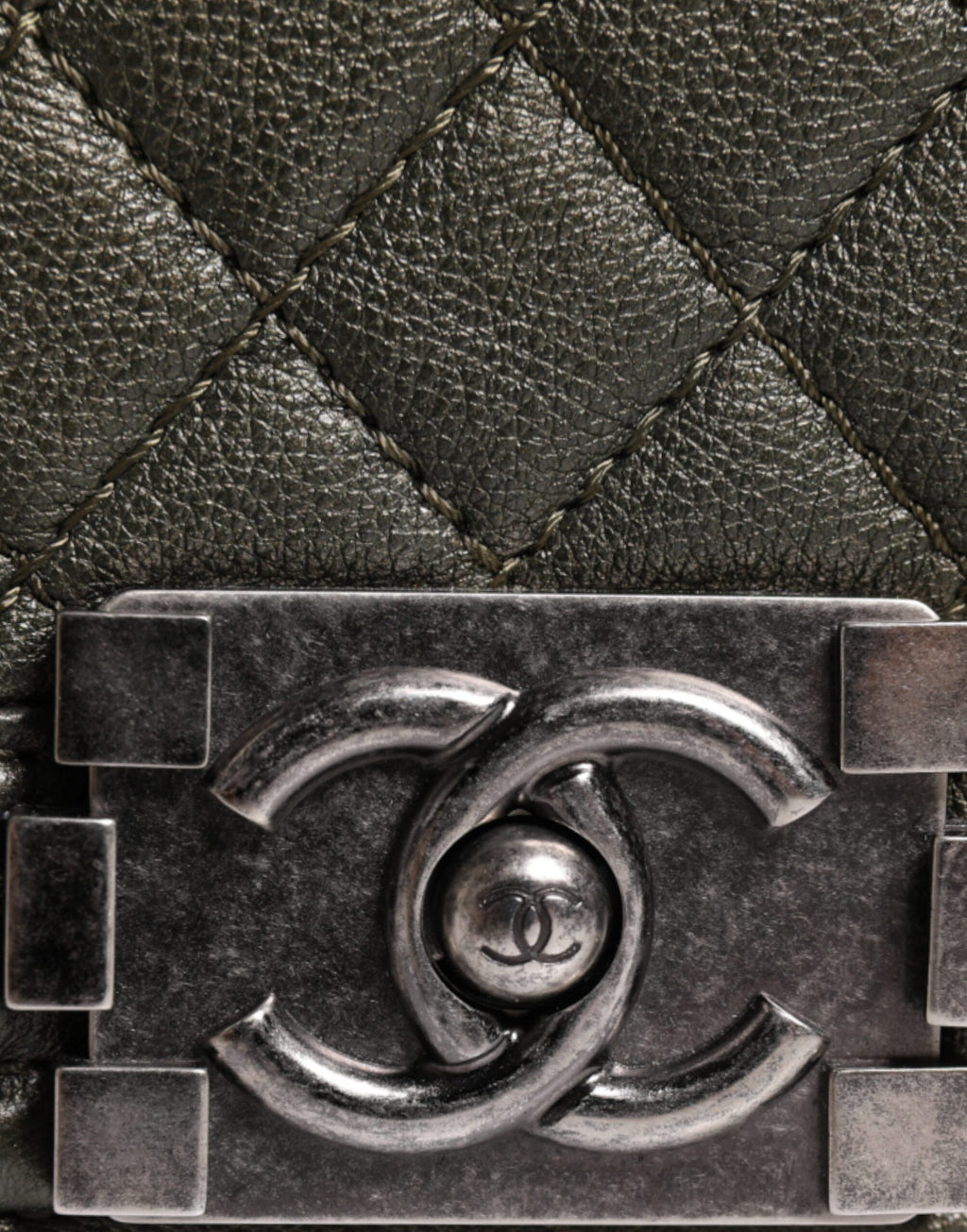 Chanel Dunkelgrüne Leder-Umhängetasche Graue Metall-Handtasche