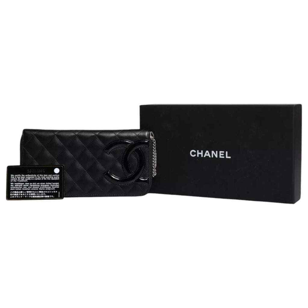 Chanel – Schwarzes gestepptes Leder-Logo mit CC-Kontinental-Reißverschluss