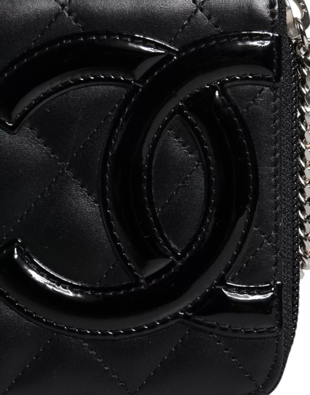 Chanel – Schwarzes gestepptes Leder-Logo mit CC-Kontinental-Reißverschluss