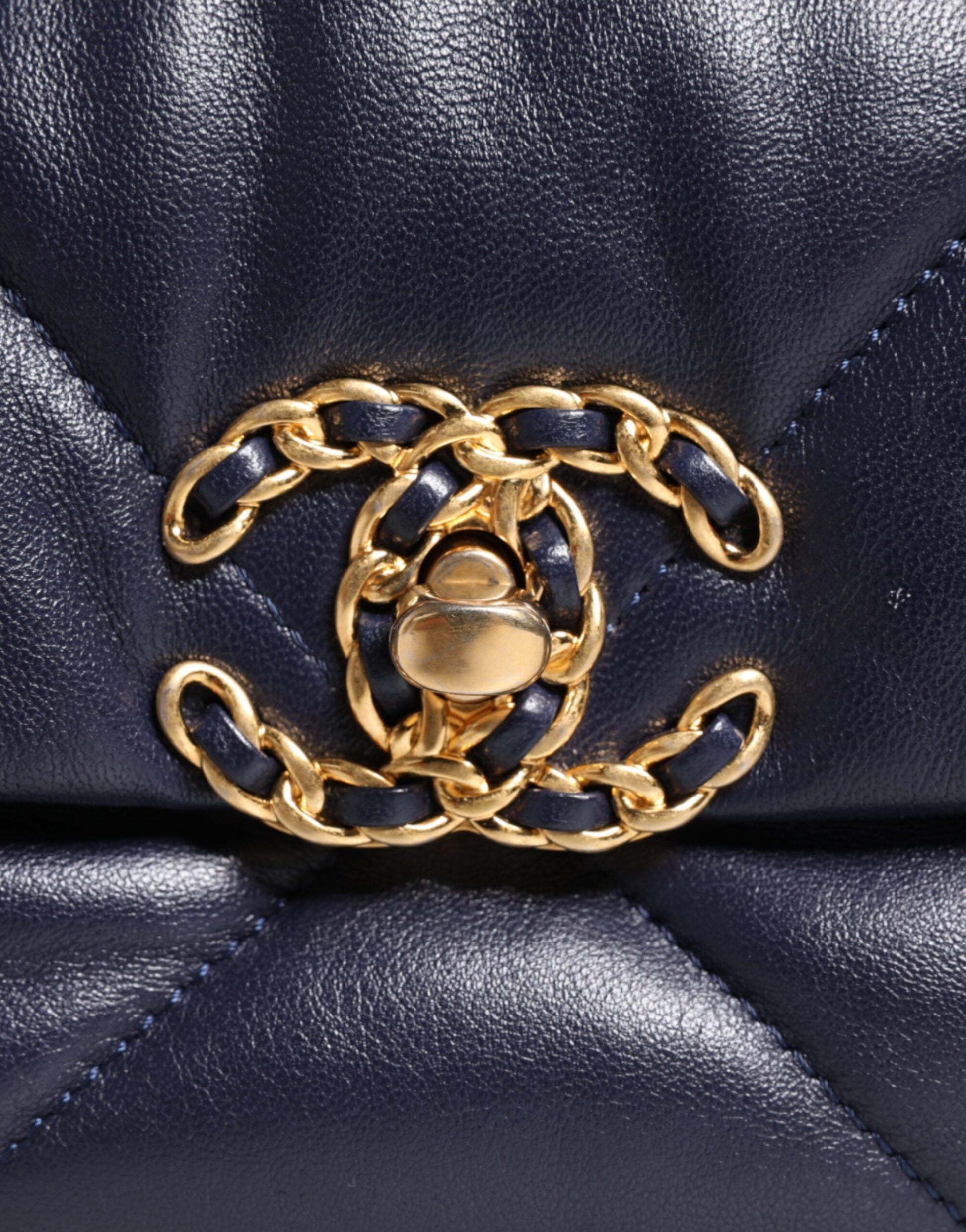 Chanel – Große, gesteppte Umhängetasche aus blauem Leder mit Kette