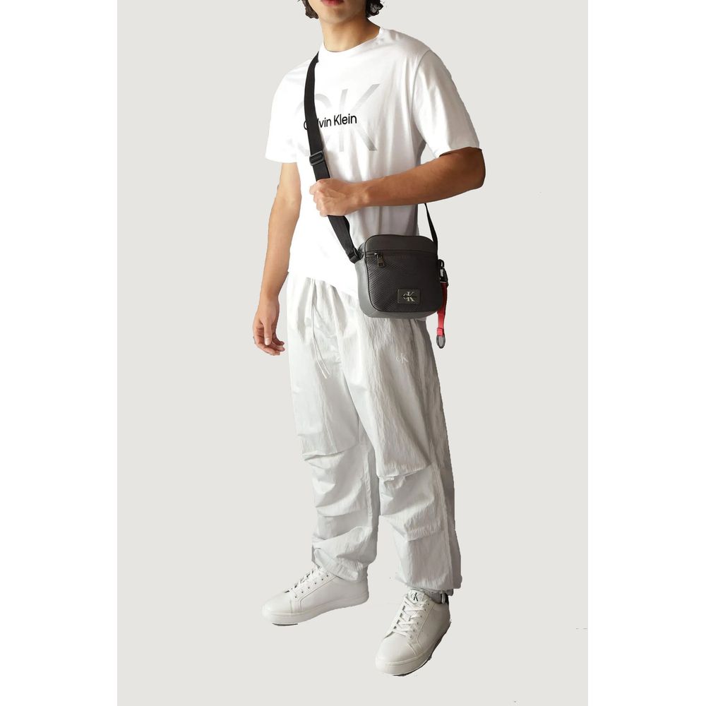 Calvin Klein Jeans – Graue Messenger-Tasche aus recyceltem Polyester