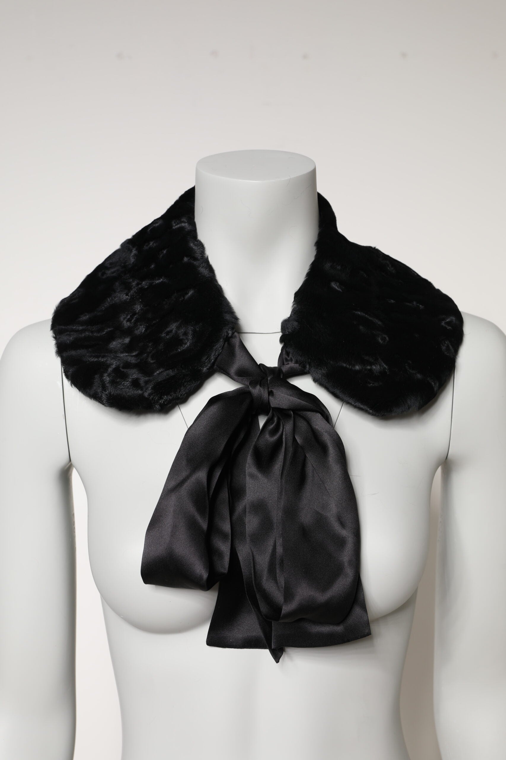 Dolce &amp; Gabbana Schwarzer Lammfell Damen Halswärmer Winterschal
