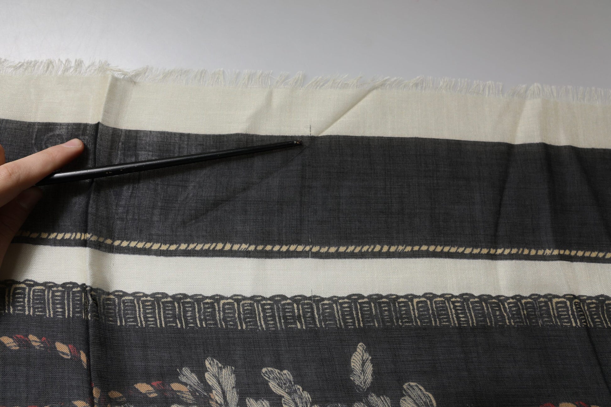 Dolce &amp; Gabbana Mehrfarbig bedruckter Foulard-Schal aus Kaschmir
