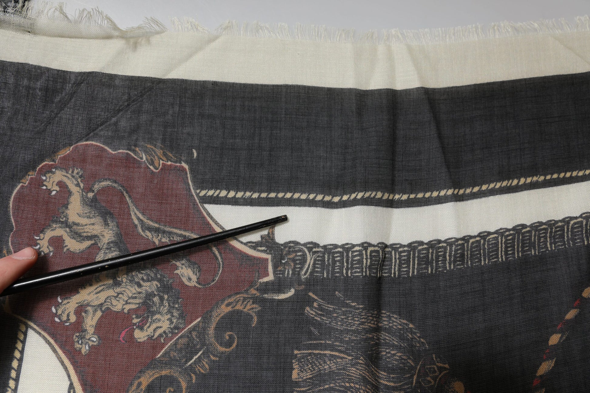 Dolce &amp; Gabbana Mehrfarbig bedruckter Foulard-Schal aus Kaschmir