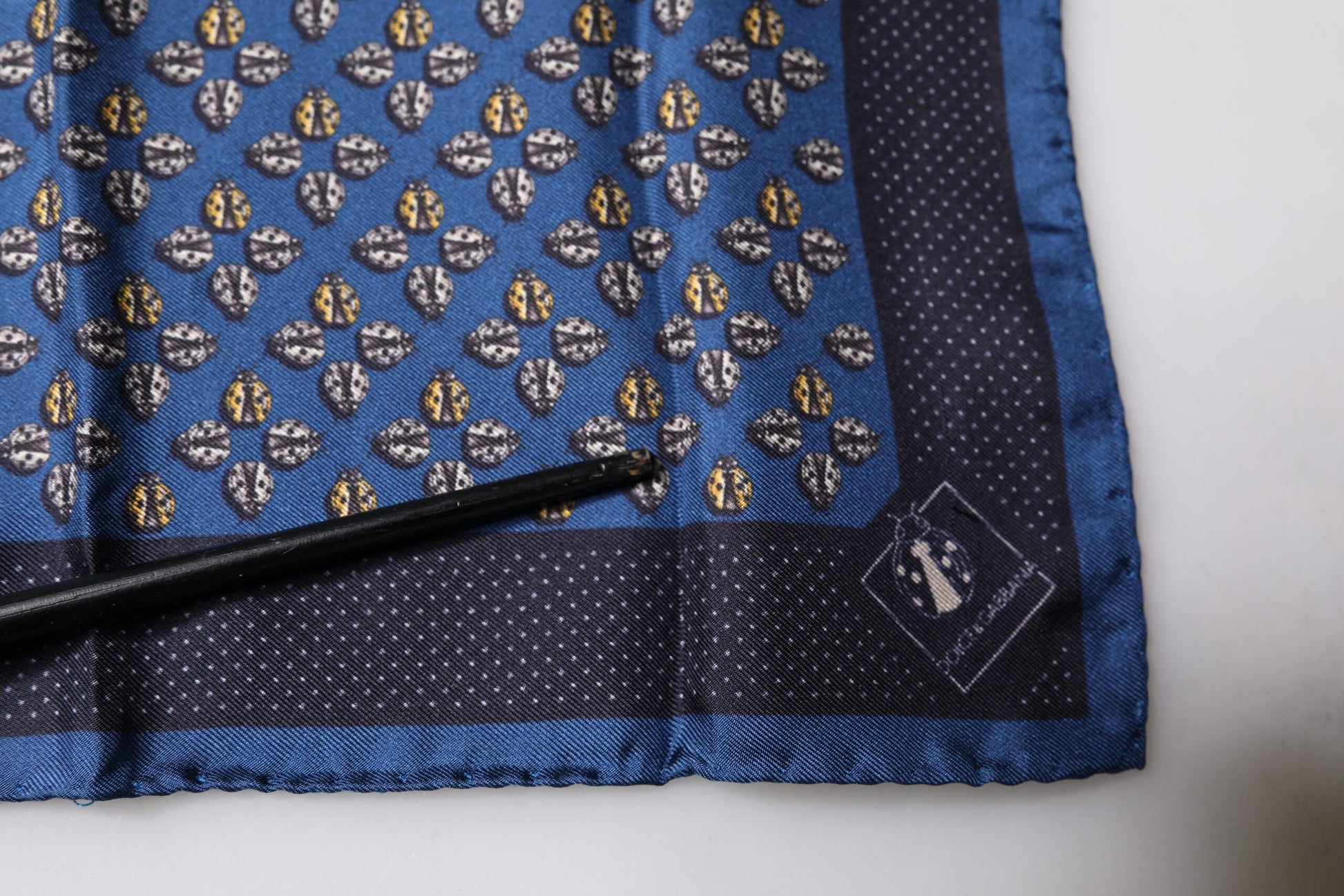 Dolce &amp; Gabbana – Blauer Marienkäfer-Schal aus Seide mit quadratischem Einstecktuch