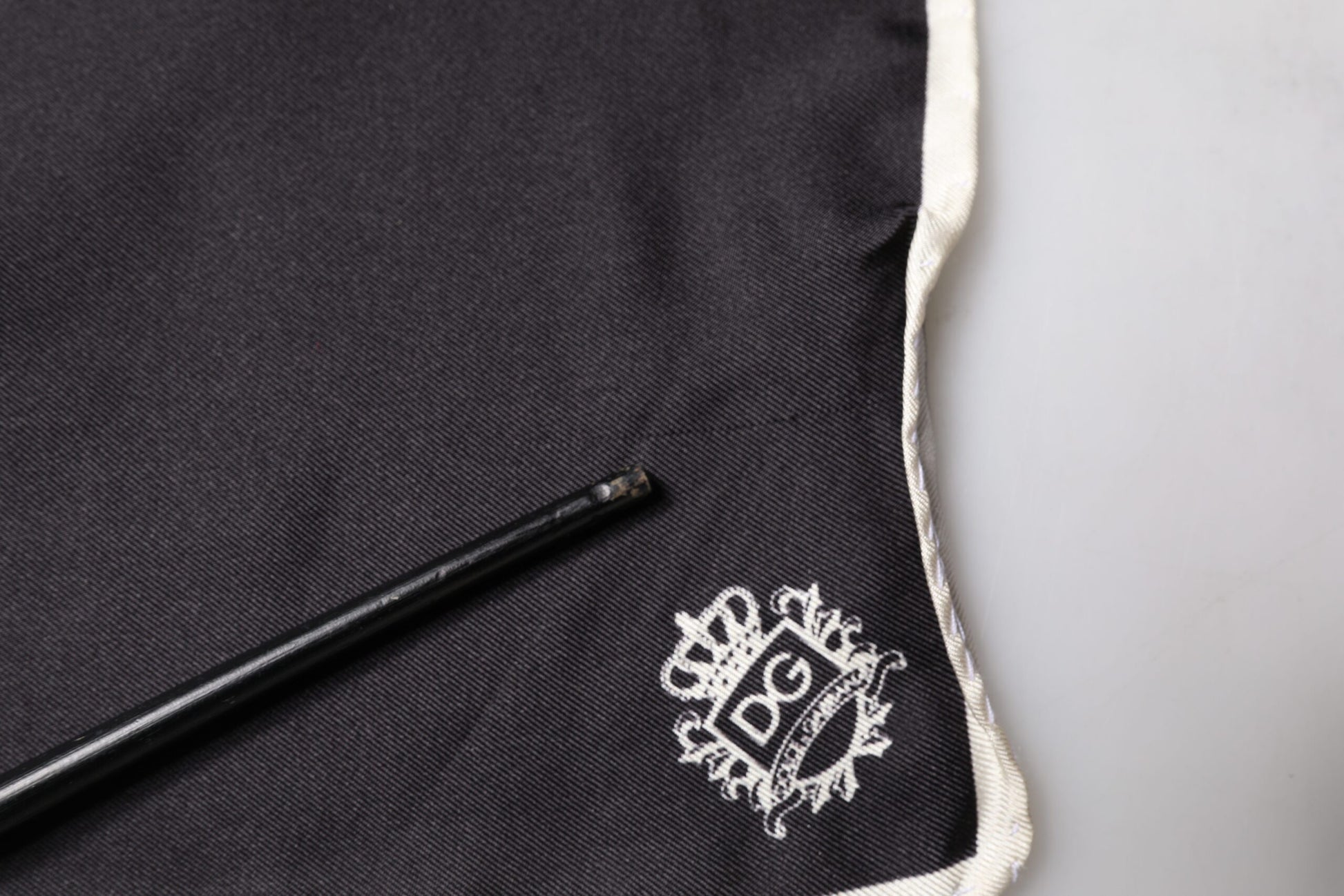 Dolce &amp; Gabbana – Quadratischer Taschentuchschal mit schwarzem Kronenlogo