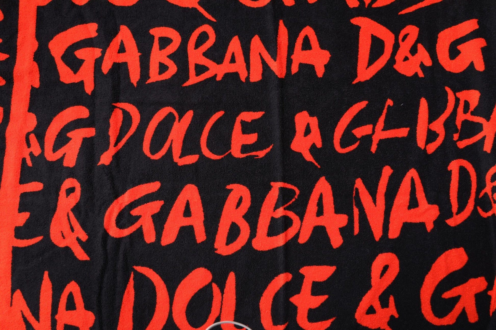 Dolce &amp; Gabbana – Strandtuch aus Baumwolle mit schwarzem und rotem Logo-Print