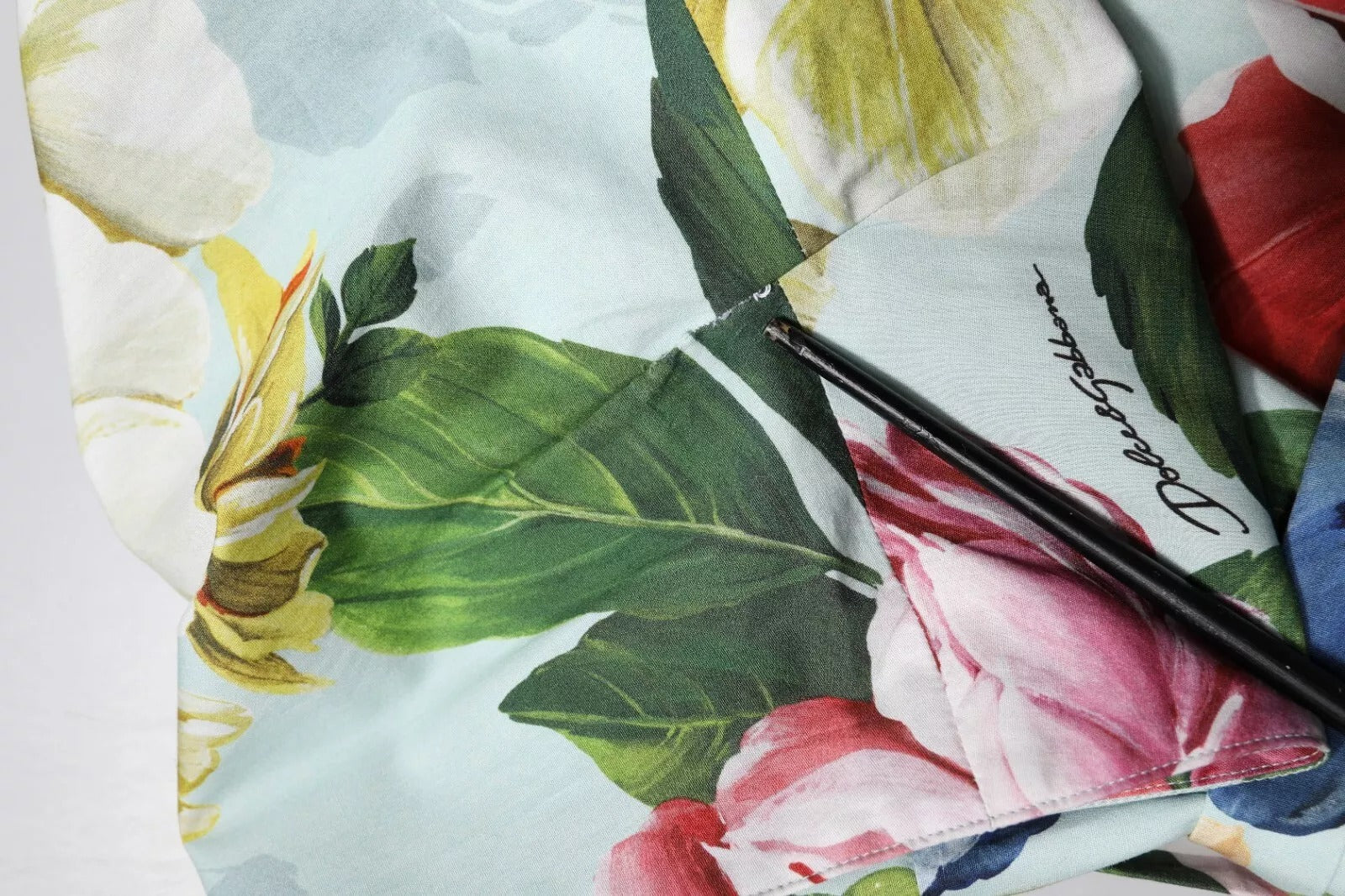 Dolce &amp; Gabbana Grünes, geblümtes, kurzärmliges Baumwollkleid mit V-Ausschnitt