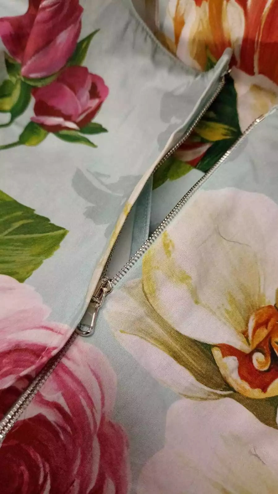 Dolce &amp; Gabbana Grünes, geblümtes, kurzärmliges Baumwollkleid mit V-Ausschnitt