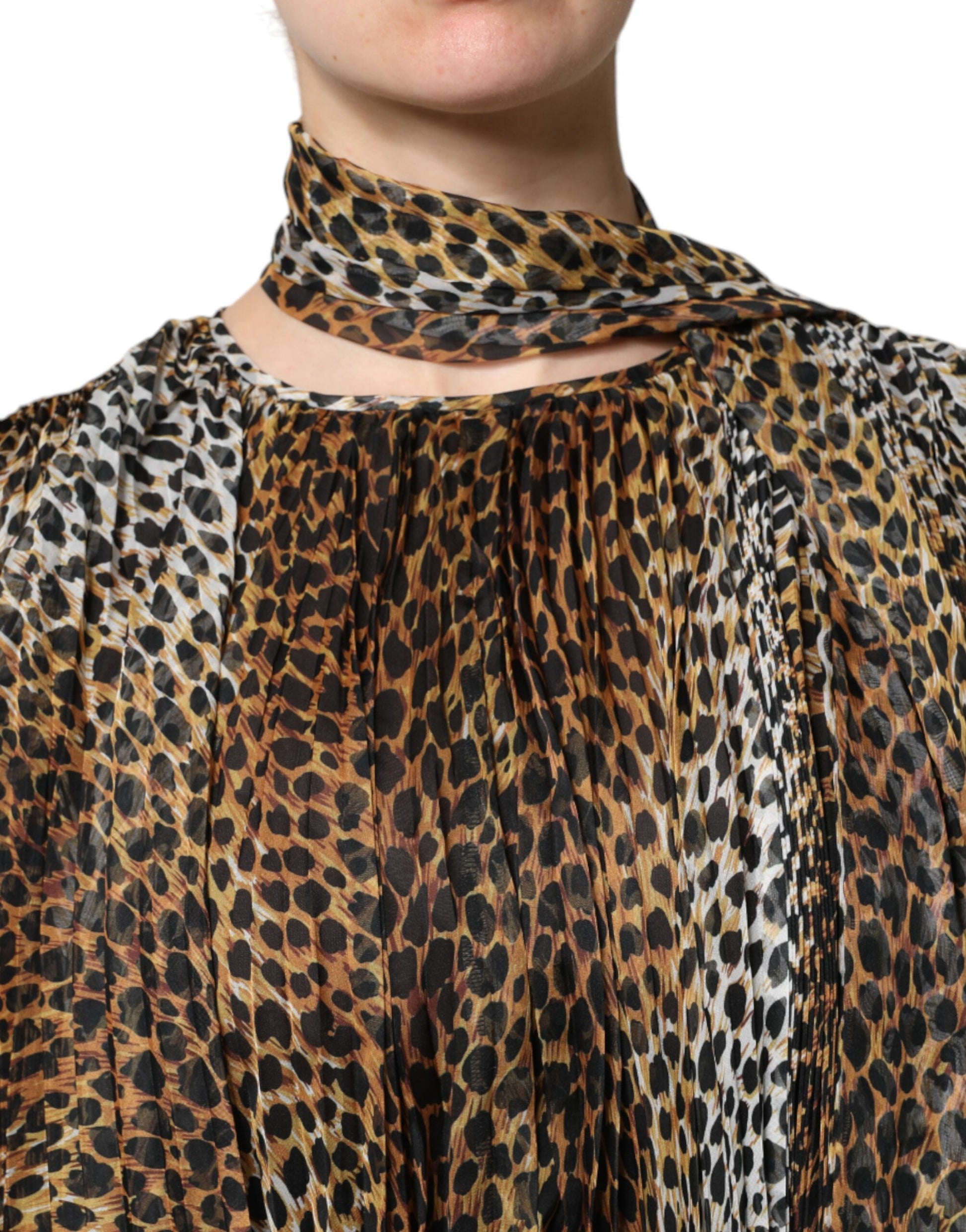 Dolce &amp; Gabbana – Chiffonkleid mit Schalkragen und Leopardenmuster in Braun