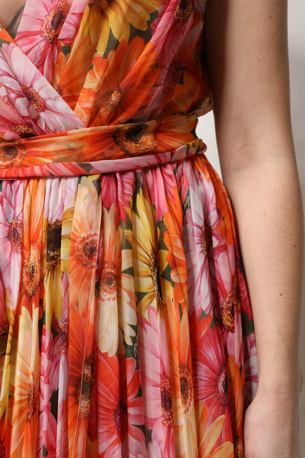 Dolce &amp; Gabbana Mehrfarbiges Chiffonkleid aus Seide mit V-Ausschnitt und Blumenmuster