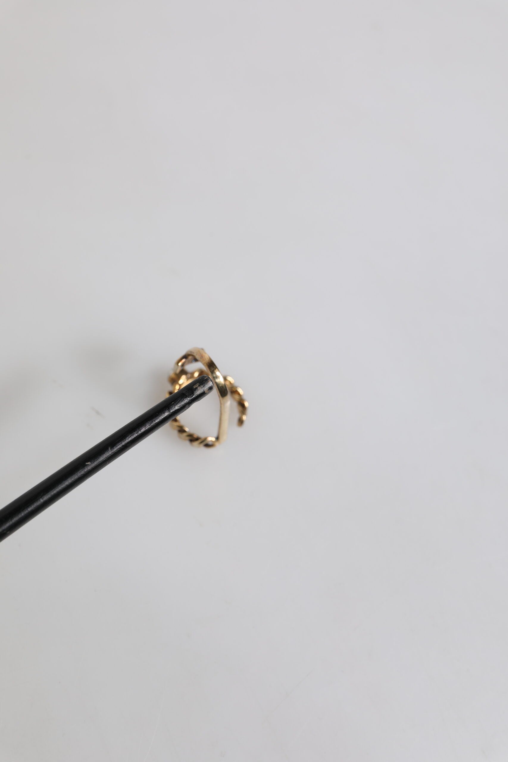 Dolce &amp; Gabbana – Verstellbarer Ring in Gold mit eingraviertem Logo und klaren Kristallen