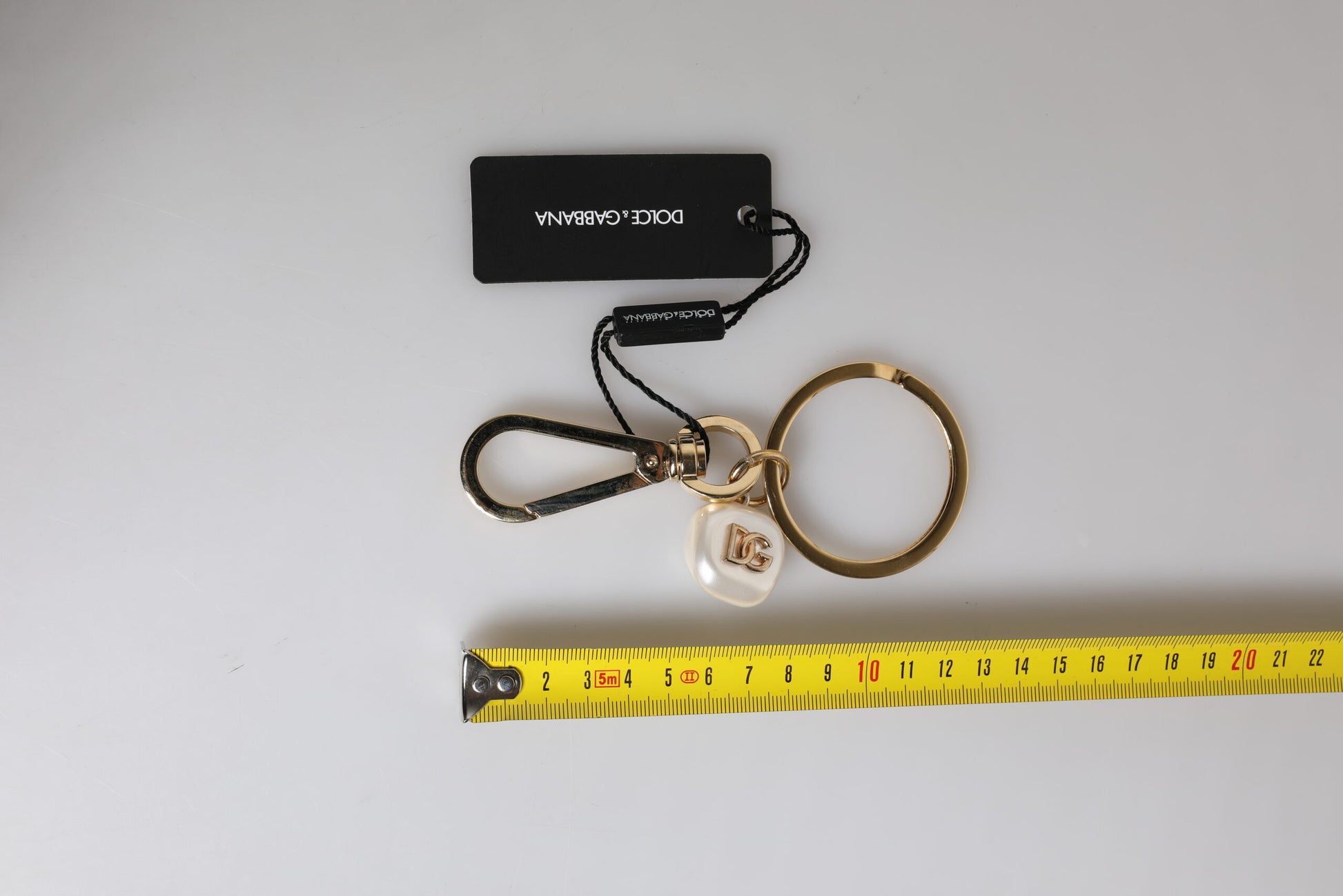 Dolce &amp; Gabbana Chic Schlüsselanhänger mit Buchstabenanhänger aus goldfarbenem Messing mit Kunstperlen