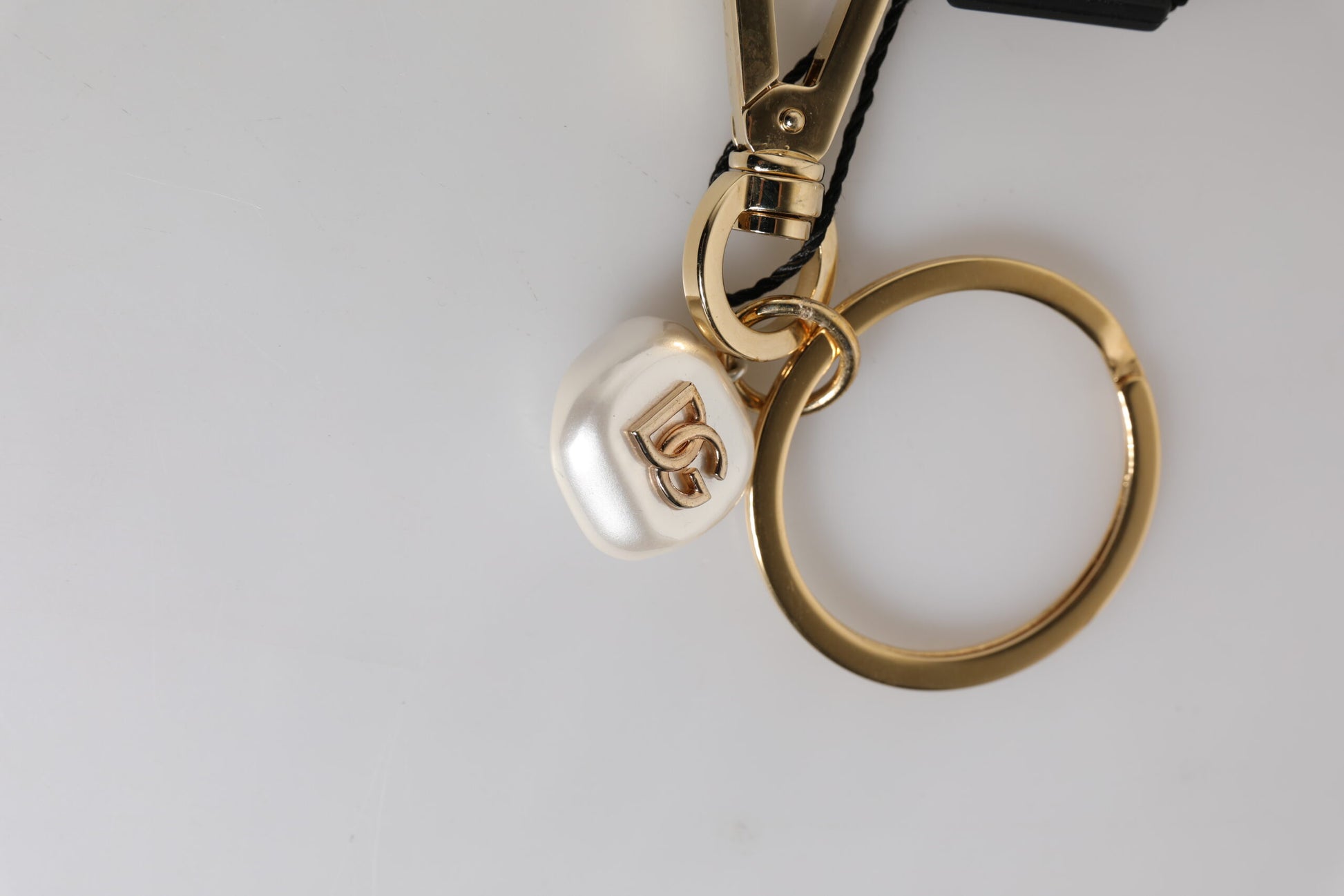 Dolce &amp; Gabbana Chic Schlüsselanhänger mit Buchstabenanhänger aus goldfarbenem Messing mit Kunstperlen