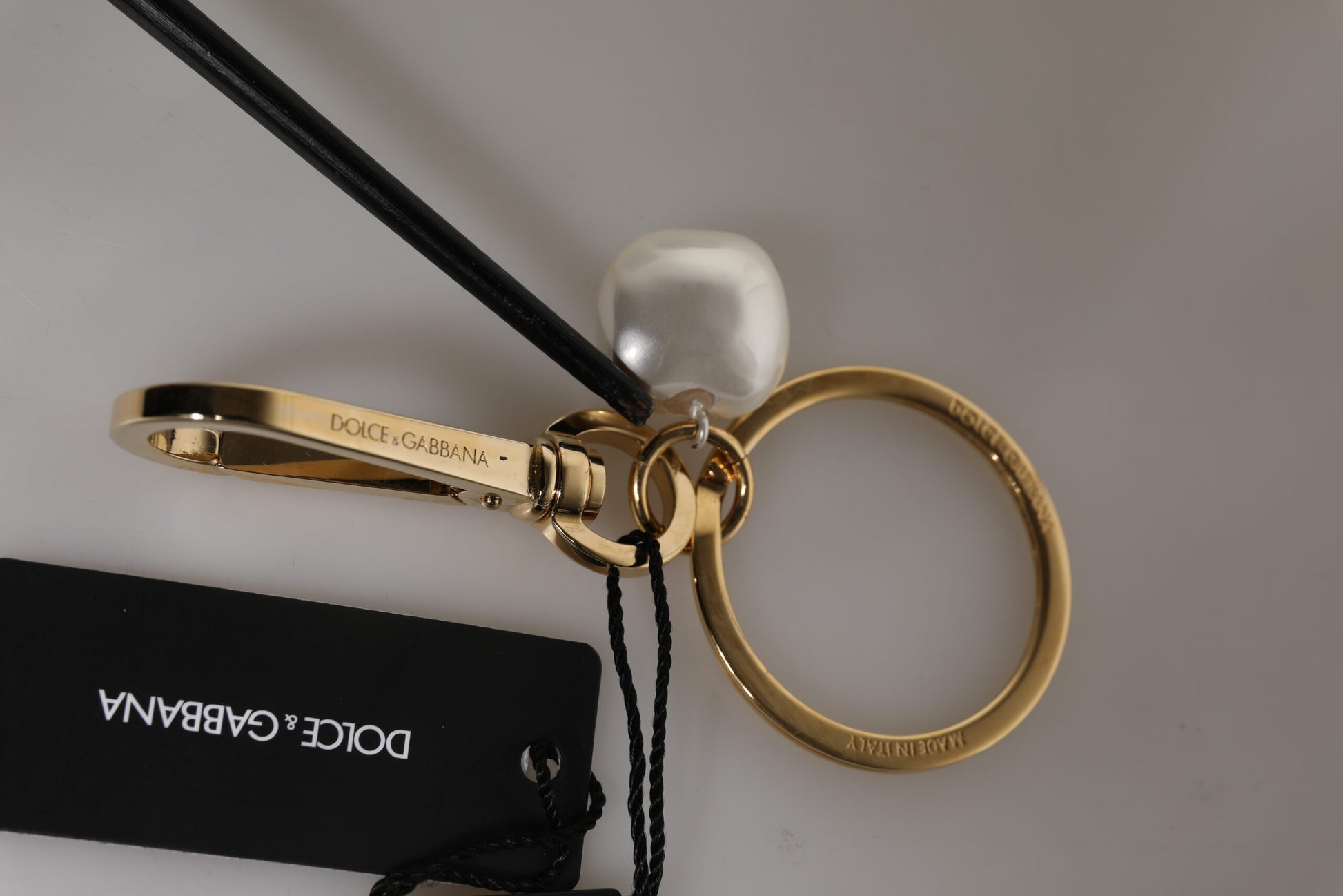 Dolce &amp; Gabbana Chic Schlüsselanhänger mit Buchstabenanhänger aus goldfarbenem Messing mit Kunstperlen