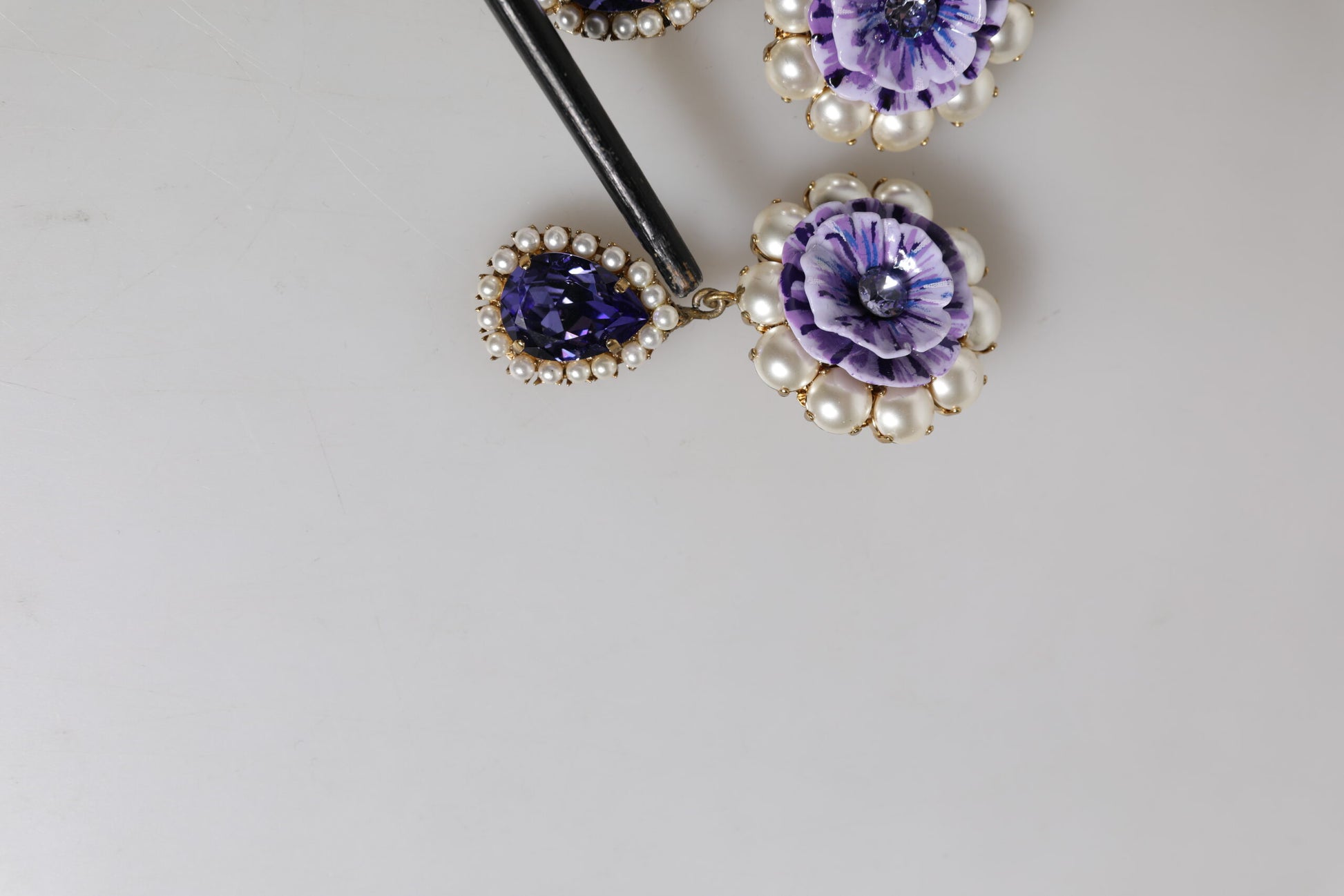 Dolce &amp; Gabbana – Ohrclips mit lilafarbenen Blumenperlen und Kristallen in Tropfenform