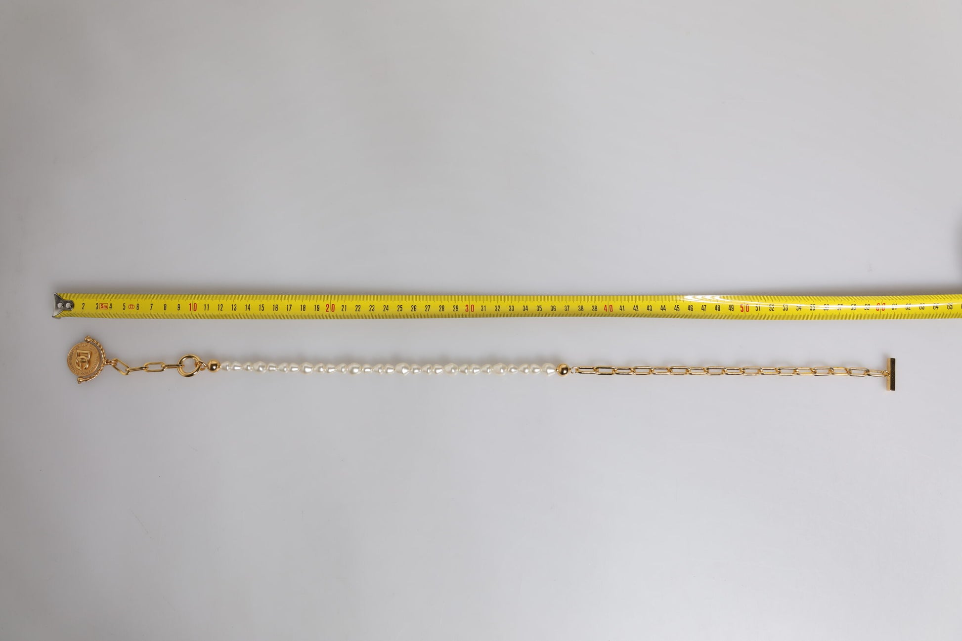 Dolce &amp; Gabbana Halskette mit Logo-Anhänger aus Messing mit goldener Kette und Kunstperlen