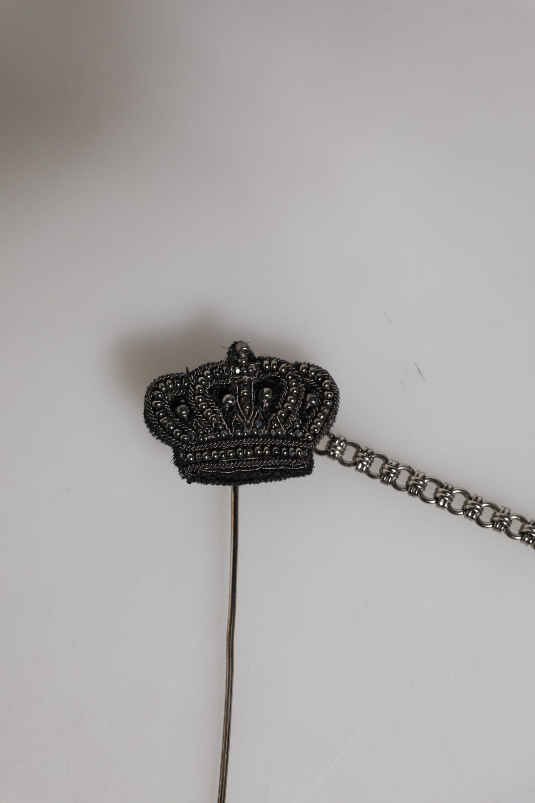 Dolce &amp; Gabbana Silberfarbene Messing-Kronenkette für Damenbrosche und Anstecknadel