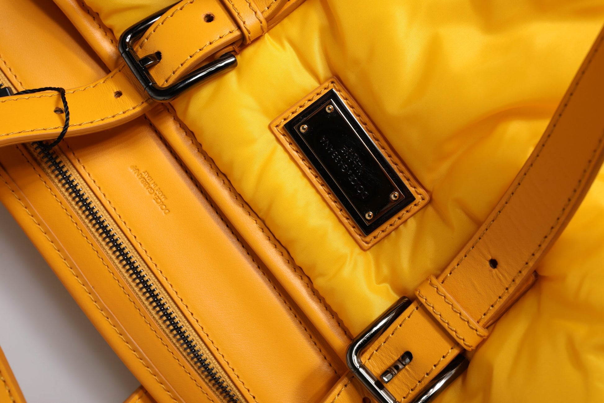 Dolce &amp; Gabbana – Gelb-orangefarbene Reisetasche aus Nylon mit Logo-Plakette