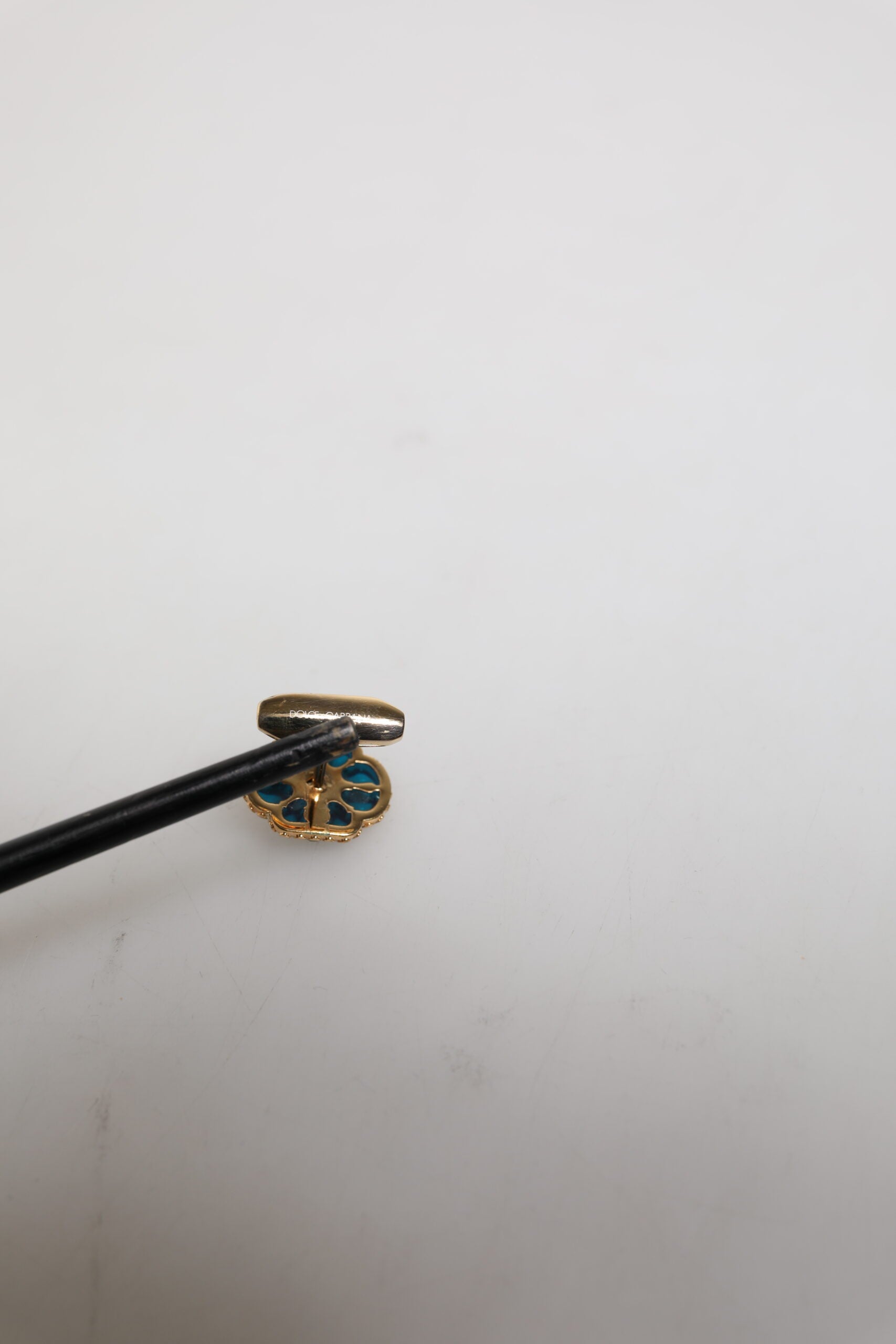 Dolce &amp; Gabbana Manschettenknopf aus goldfarbenem Messing mit blau emaillierter Blume