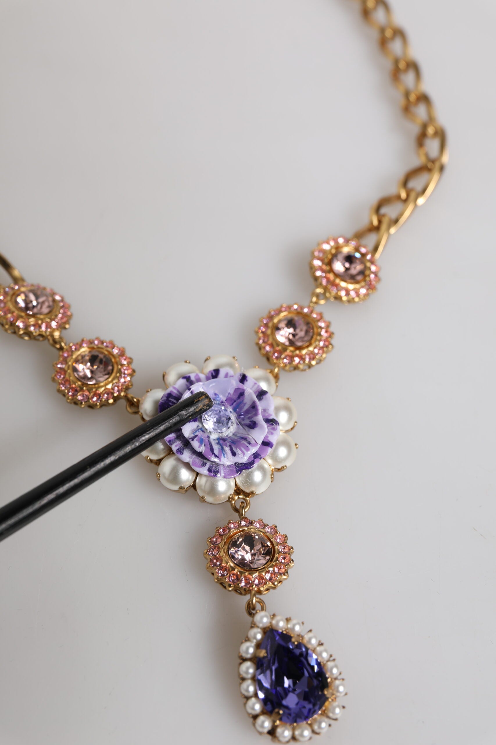 Dolce &amp; Gabbana – Halskette aus goldenem Messing mit floralen Kristallen und Perlenverzierung