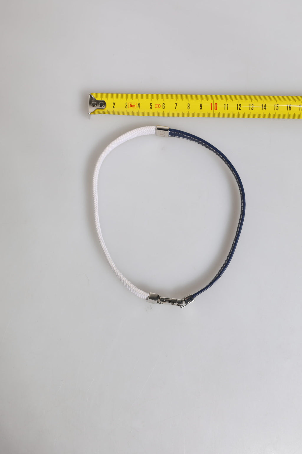 Dolce &amp; Gabbana – Armband mit silberfarbenem Verschluss und blau-weißem Lederbesatz mit DG-Gravur