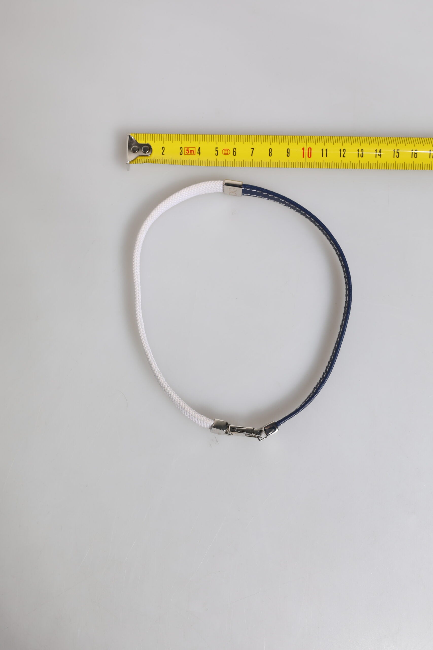 Dolce &amp; Gabbana – Armband mit silberfarbenem Verschluss und blau-weißem Lederbesatz mit DG-Gravur