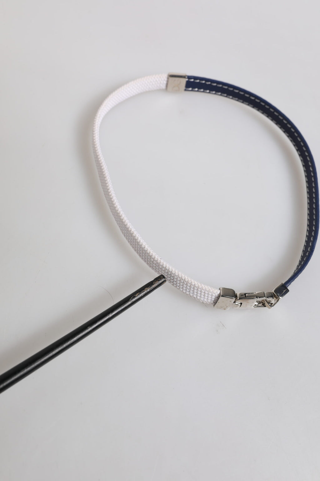 Dolce &amp; Gabbana – Armband mit silberfarbenem Verschluss und blau-weißem Lederbesatz mit DG-Gravur