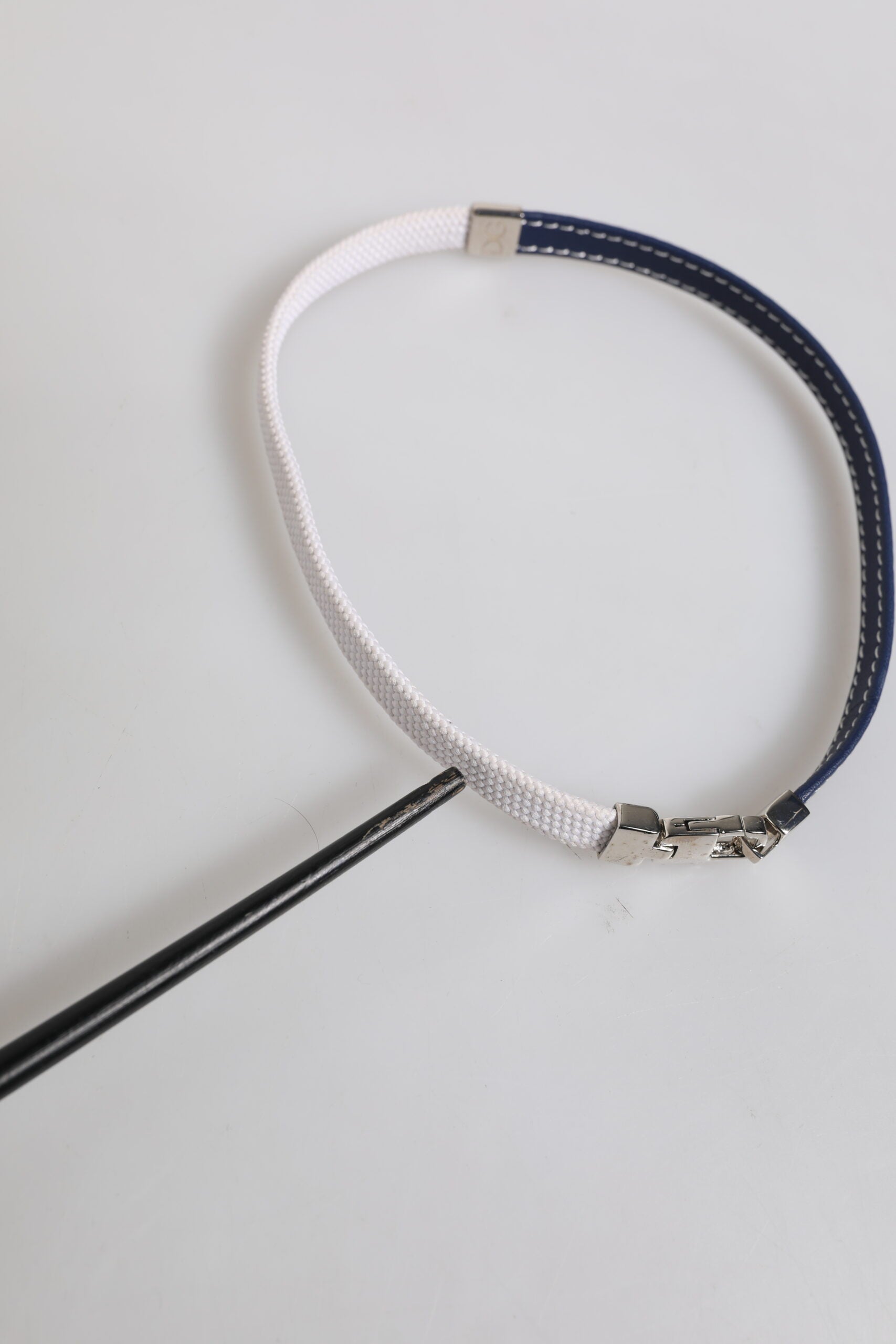 Dolce &amp; Gabbana – Armband mit silberfarbenem Verschluss und blau-weißem Lederbesatz mit DG-Gravur