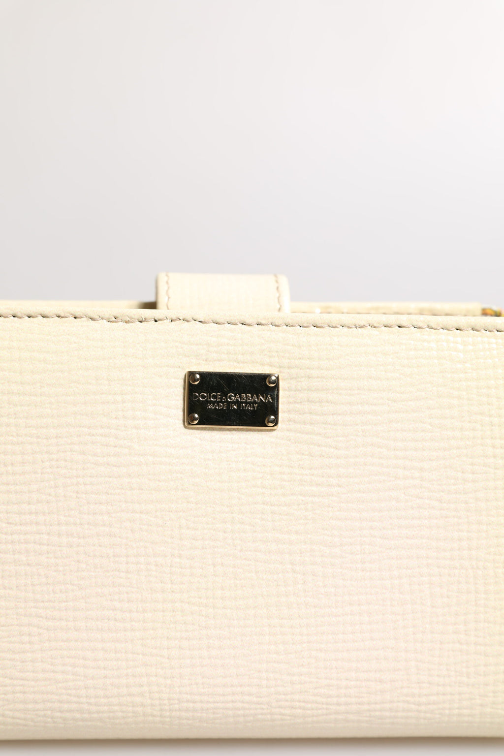 Dolce &amp; Gabbana – Kompakte Kartenetui-Brieftasche aus elfenbeinfarbenem Kalbsleder mit Logo-Schild