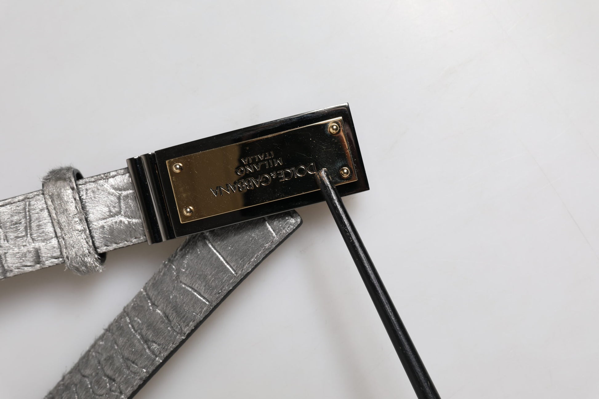 Dolce &amp; Gabbana – Klassischer Gürtel mit goldener Logo-Plakette und Schnalle in Silber