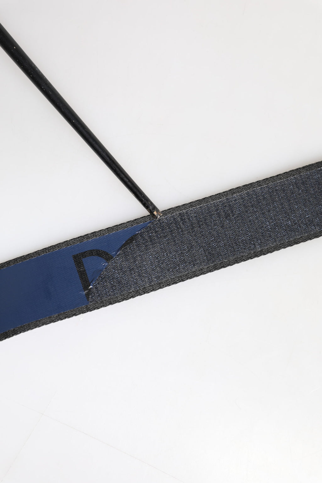 Dolce &amp; Gabbana Gürtel mit schwarzer und blauer DG-Logo-Schnalle aus silbernem Metall