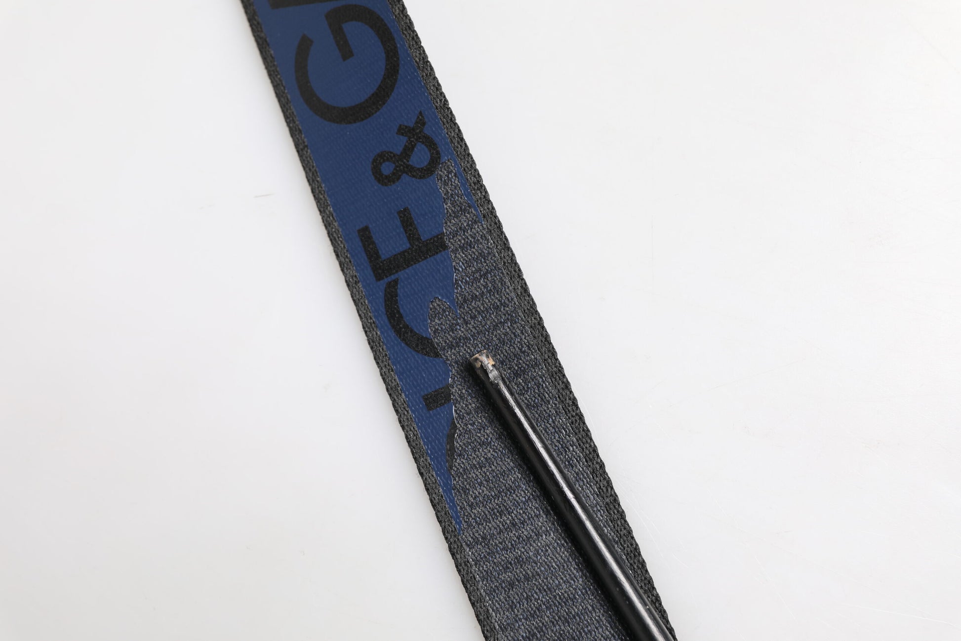 Dolce &amp; Gabbana Gürtel mit schwarzer und blauer DG-Logo-Schnalle aus silbernem Metall