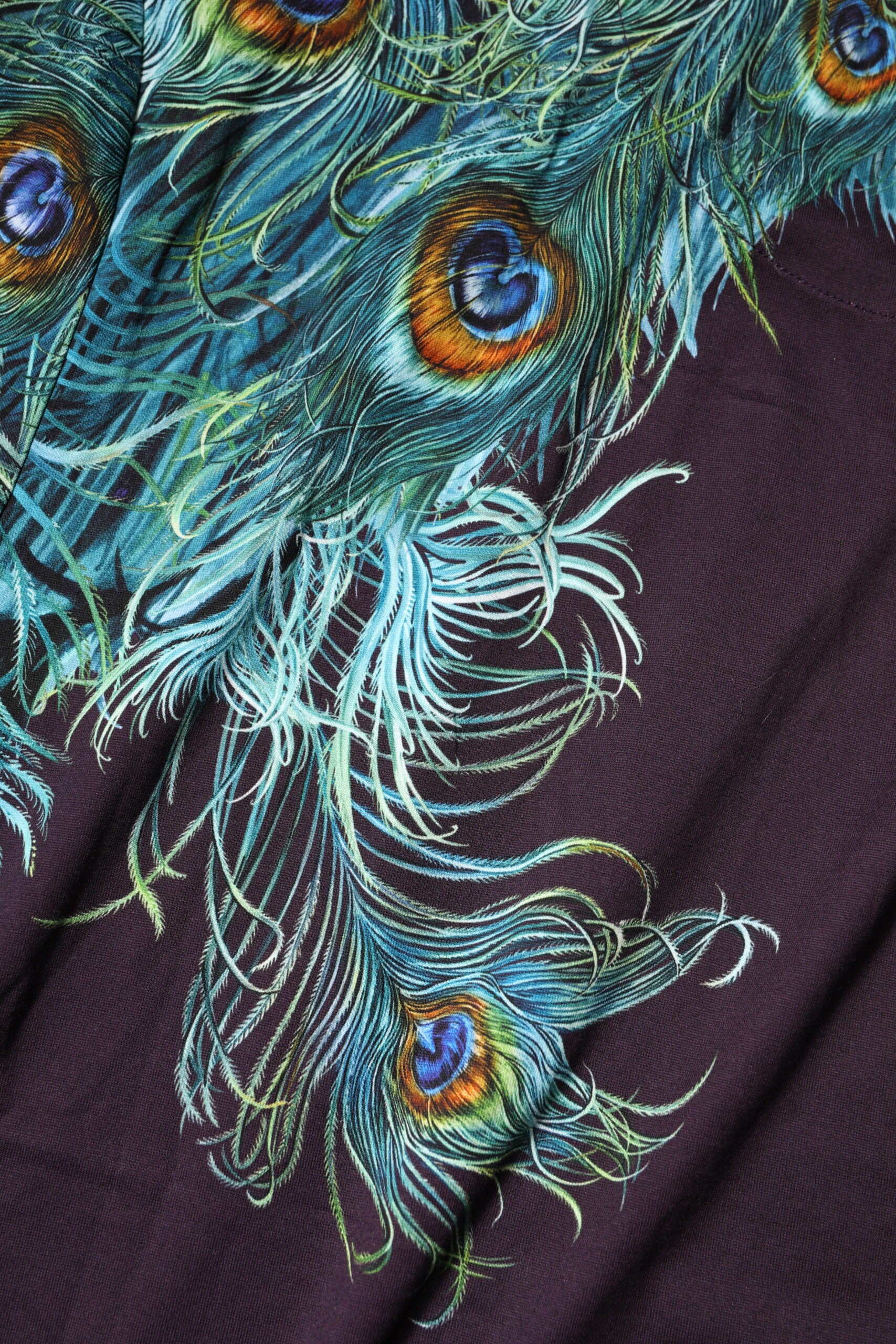 Dolce &amp; Gabbana Schwarzes Baumwoll-T-Shirt mit Rundhalsausschnitt und Pfauendruck