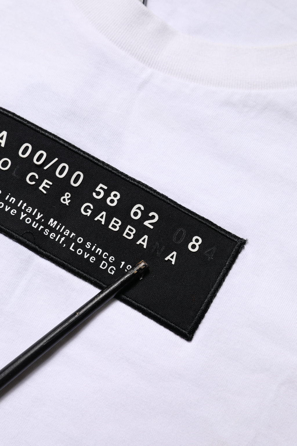 Dolce &amp; Gabbana – Weißes Baumwoll-T-Shirt mit Rundhalsausschnitt und Logo-Patch